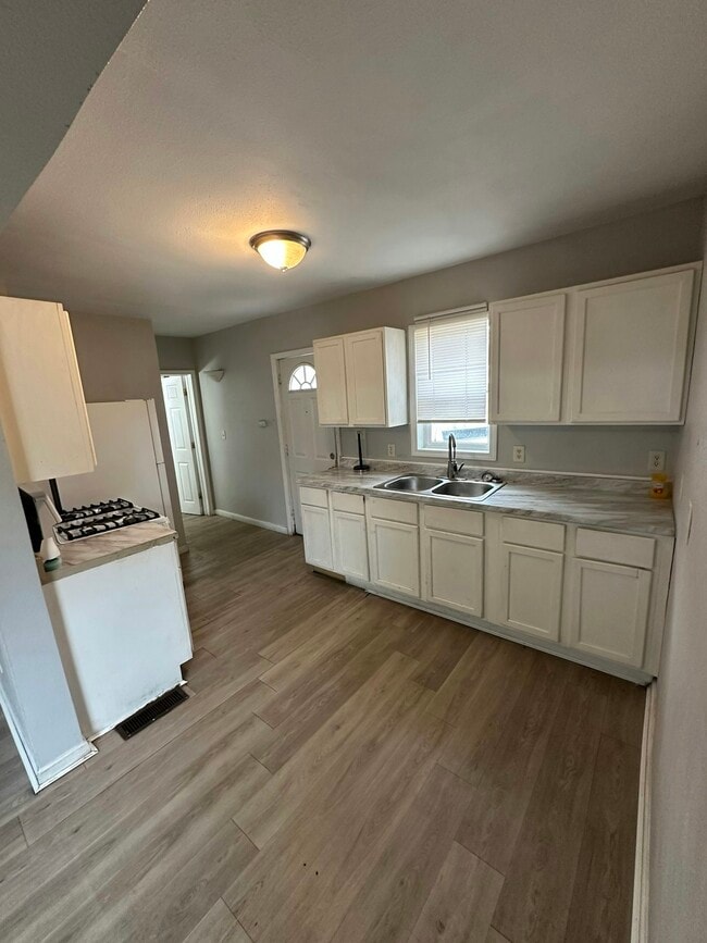 Building Photo - 1767 Pine St