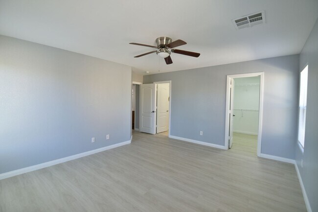 Building Photo - Spacious 4Bed/2Bath/2Car Home located in North Las Vegas w/ Pool!