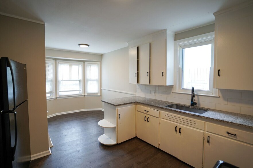 Building Photo - This beautifully updated 3-bedroom, 1-bath...