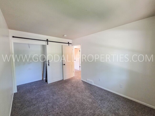Building Photo - 4 Bedroom Split-Level Home for Rent in Urbandale – 2 Living Areas & Private Backyard!