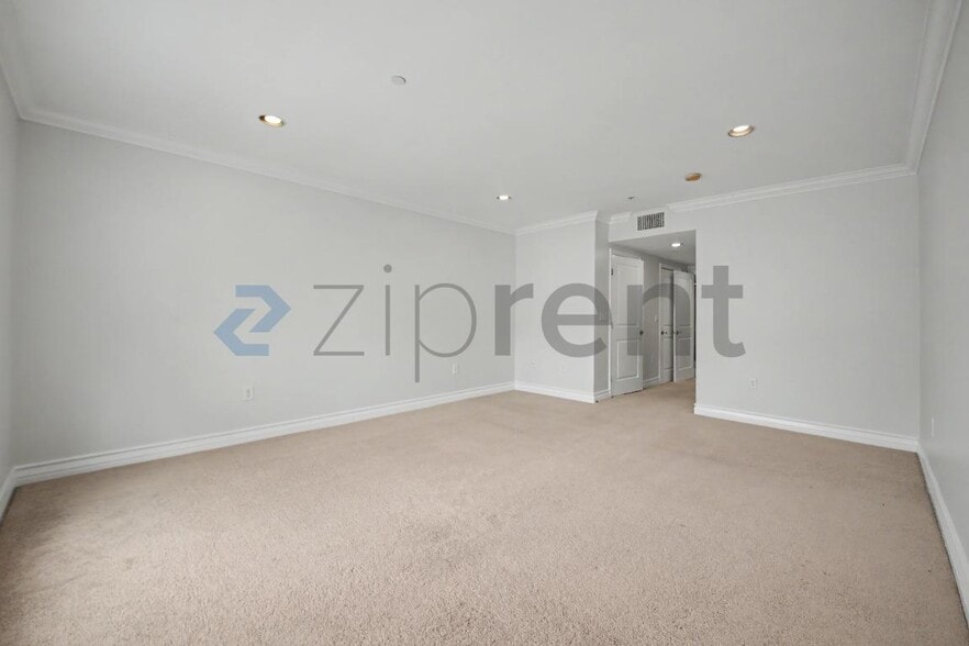 Building Photo - Unit 204