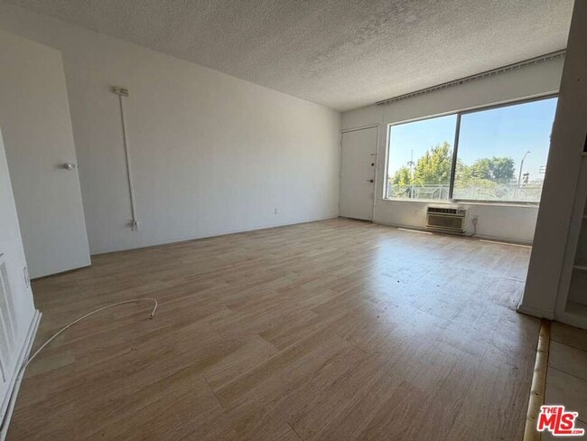 Building Photo - 1308 N Poinsettia Pl