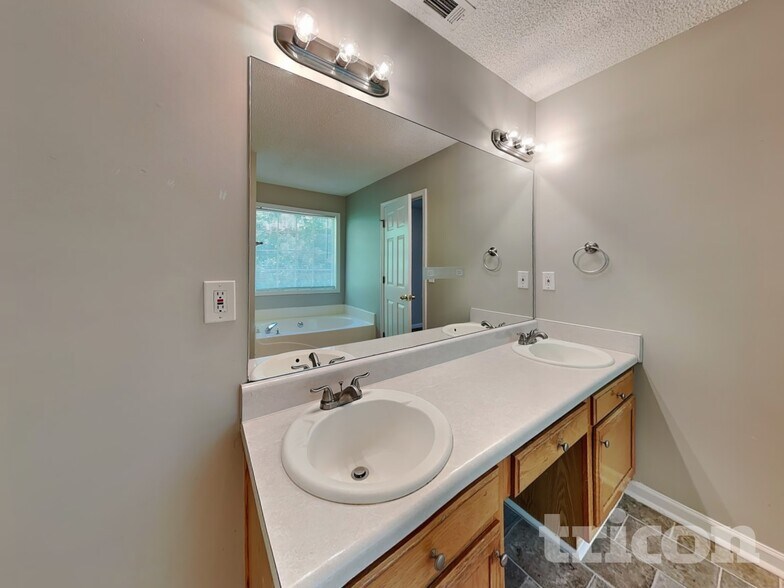 Building Photo - 4095 Gracewood Park Dr