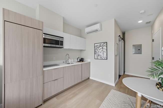 Building Photo - 811 Valencia St