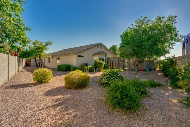 Building Photo - New Listing in Peoria