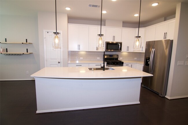 Building Photo - 10957 Cannes Memorial Dr