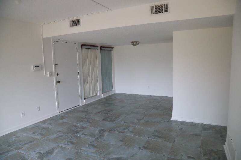 Building Photo - 50 Club House Dr