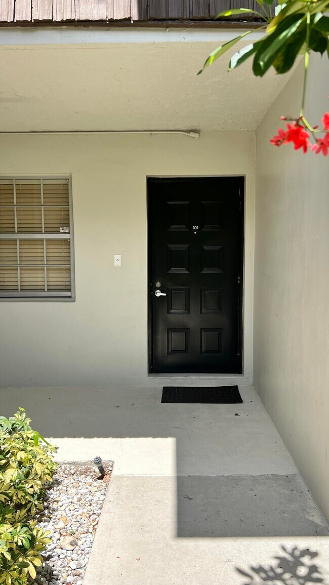 Building Photo - 4017 N Cypress Dr