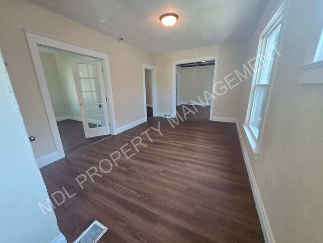 Building Photo - 2120 Stark St