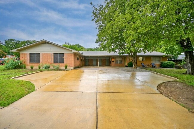 Building Photo - 2000 Meadowridge Dr