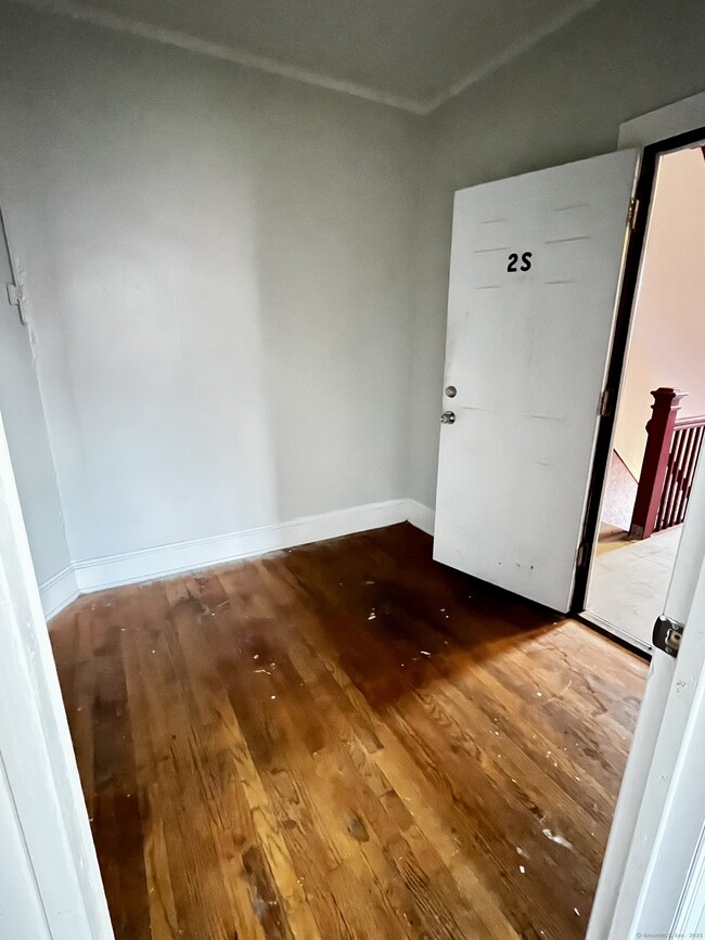 Building Photo - 143 Putnam St