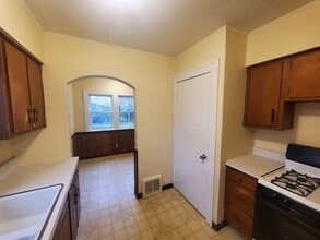 Building Photo - 2 Bedroom House