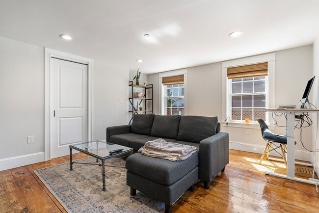 Building Photo - 8 Osborne St