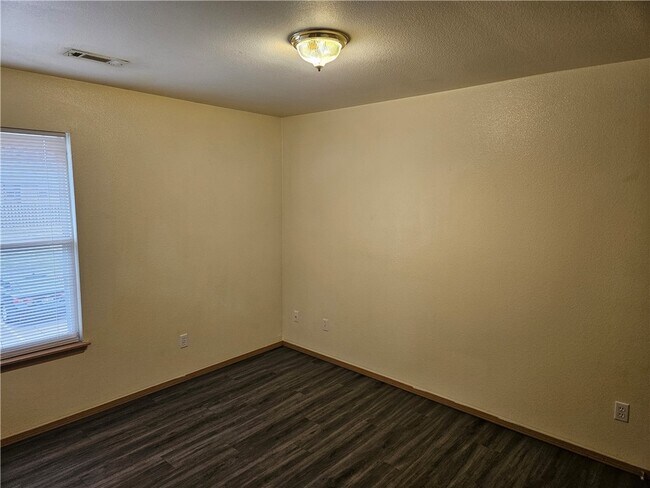 Building Photo - 121 Sadie Ln