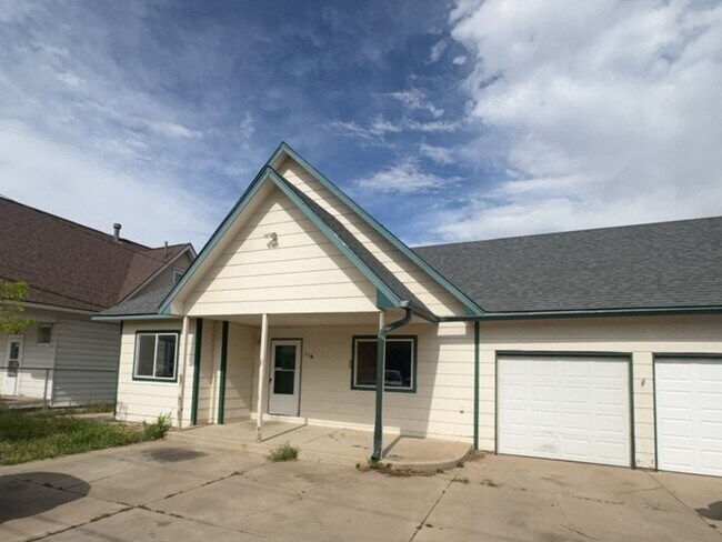 Building Photo - Fully Renovated 3 Bed 2.5 Bath Townhome w/ 1 Car Garage & Yard!