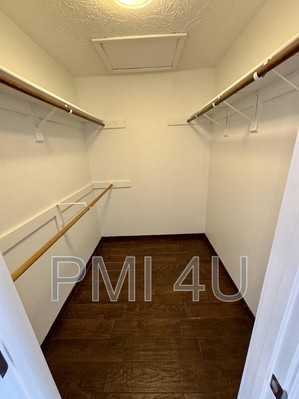 Building Photo - 10412 La Paz Dr