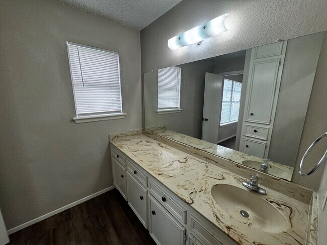 Building Photo - Beautiful One Bedroom Quadruplex on Cul-de...