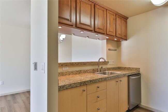 Building Photo - Cozy & Bright 2BD/2BTH Condo for Lease in ...