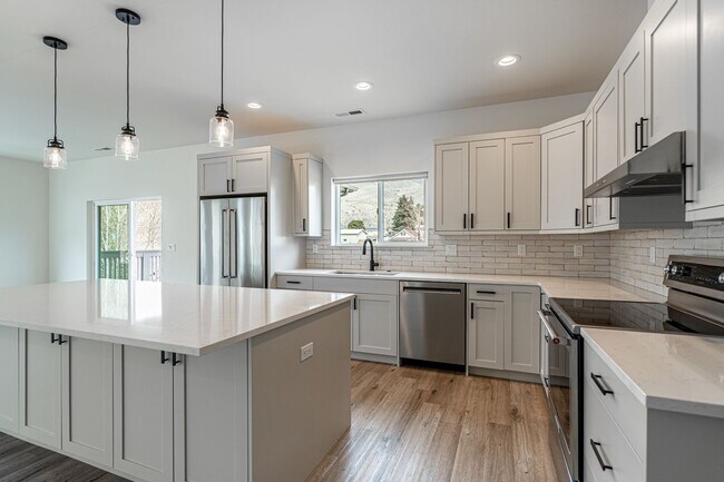 Building Photo - Newer Construction! 3 bed/2.5 bath, double garage, central heat/air, VIEWS!