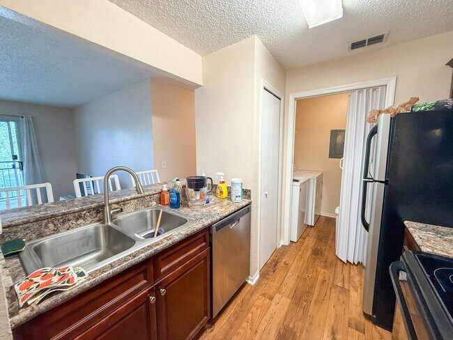 Building Photo - Windsor Park #924