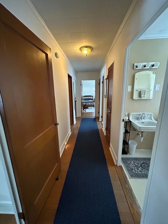 Building Photo - 4 Bed, 2 Bath House