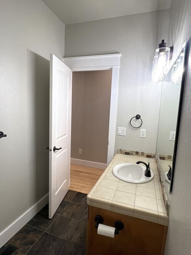 Building Photo - Gorgeous 4 bed 3 bath home in Meridian, ju...