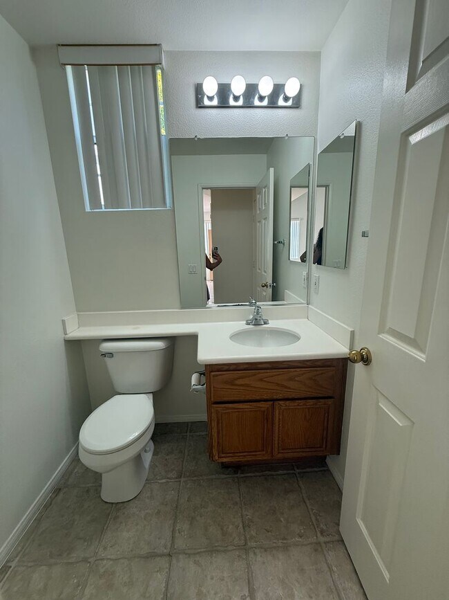 Building Photo - 3 bed, 2 1/2 bath home in gated Wood Ranch...
