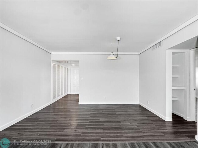 Building Photo - 2950 N Palm Aire Dr