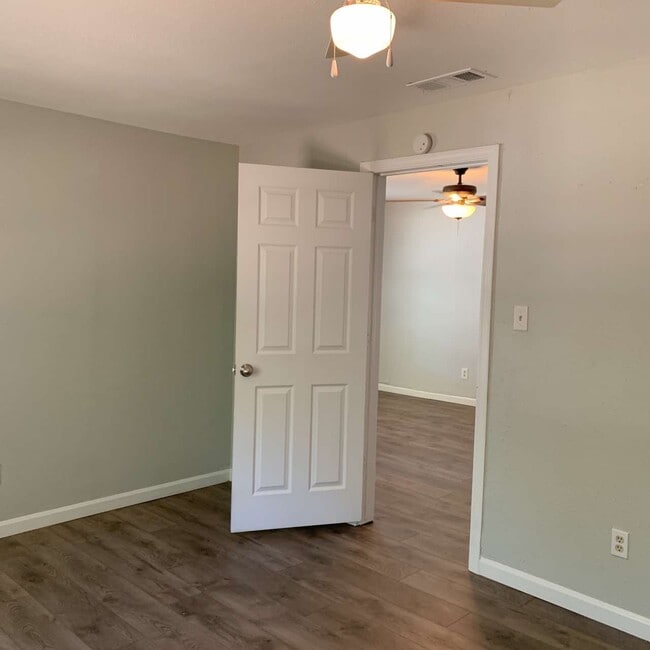 Building Photo - 505 E Heron St