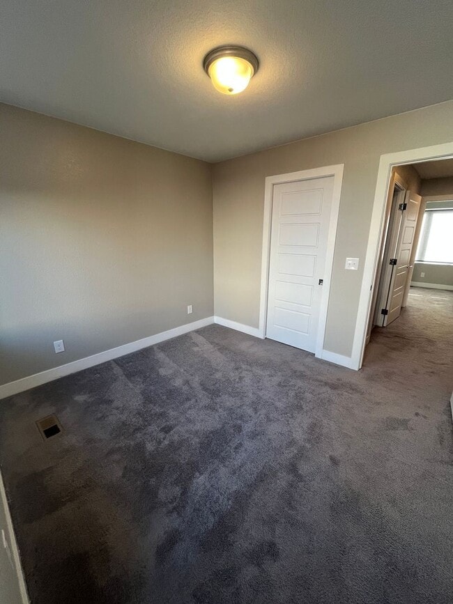 Building Photo - 2858 Hazel Ct