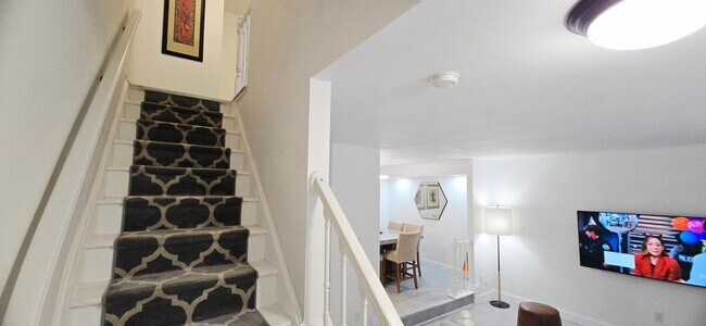 Building Photo - 8 Highlands Ct