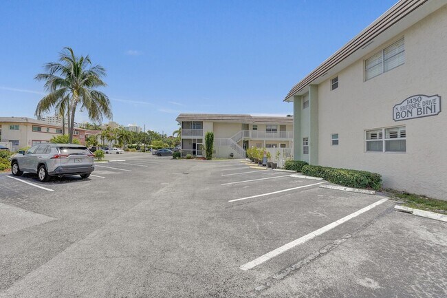 Building Photo - 1450 N Riverside Dr
