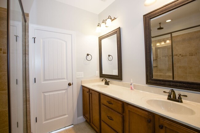 Building Photo - Woodlake Home