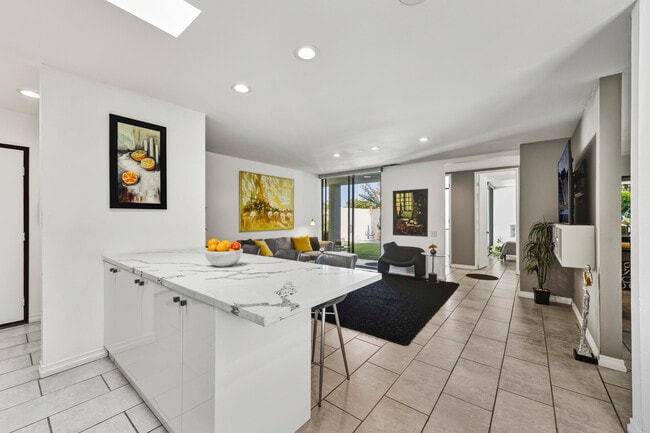 Building Photo - 1411 Via Isla