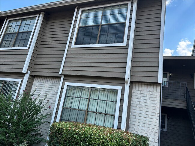 Building Photo - 4444 N Victory Dr