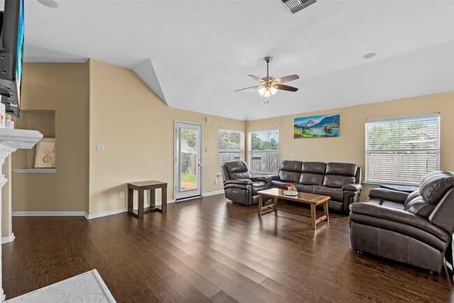 Building Photo - 511 Plantain Ln