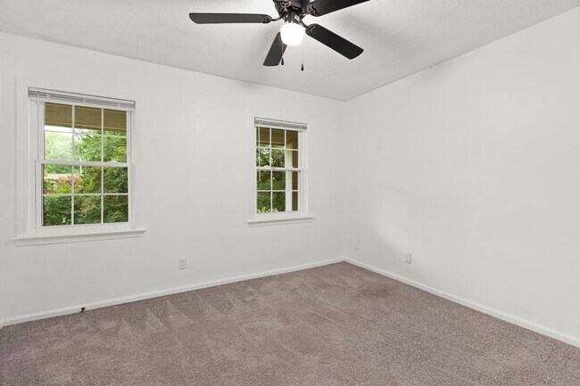 Building Photo - 1303 W Meadowview Rd