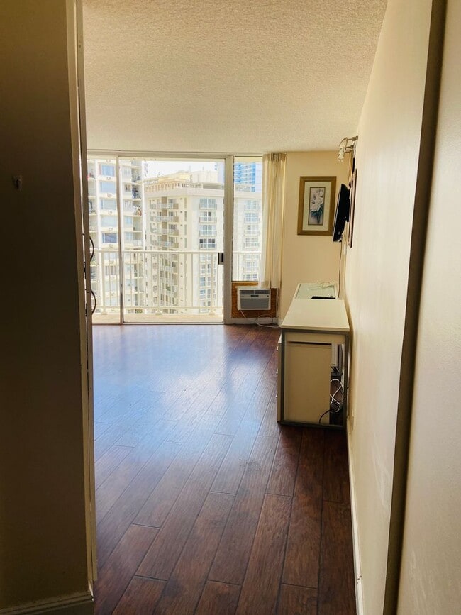 Building Photo - 750 Amana St