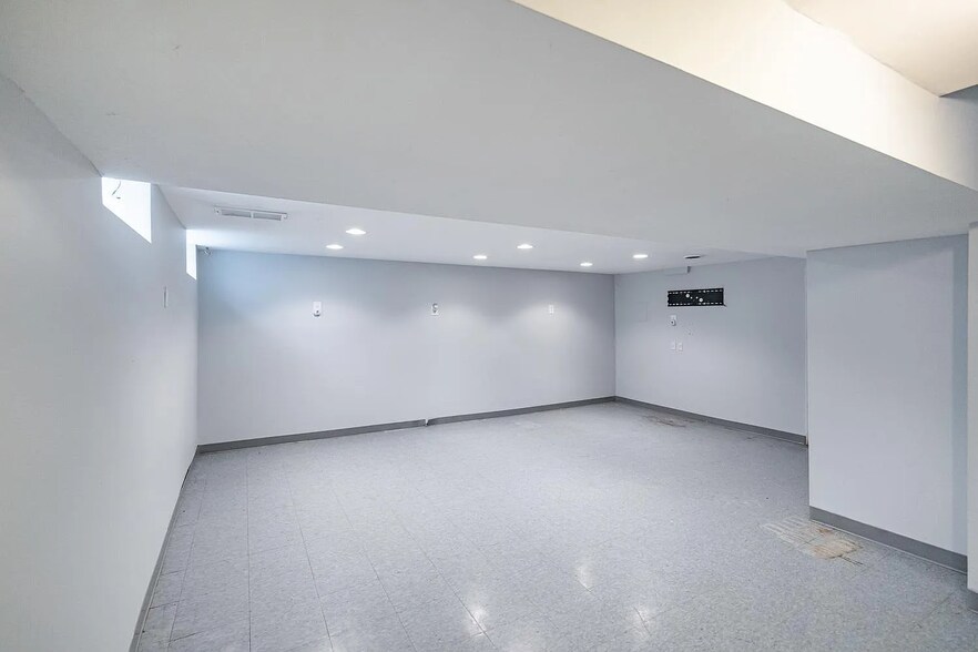 Building Photo - 9543 Sumac Rd