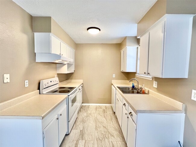 Building Photo - 303 Brigadoon Ln