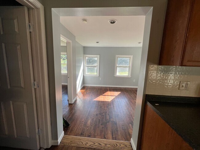 Building Photo - 2 bedroom 1 bathroom gem in Harrison Towns...