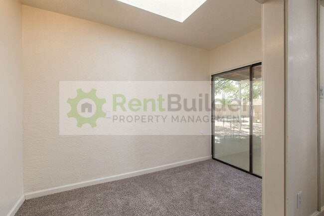 Building Photo - 10101 La Paz Dr