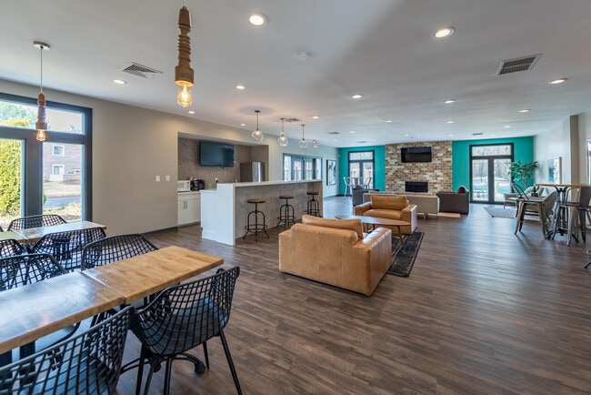 Building Photo - Reserve South