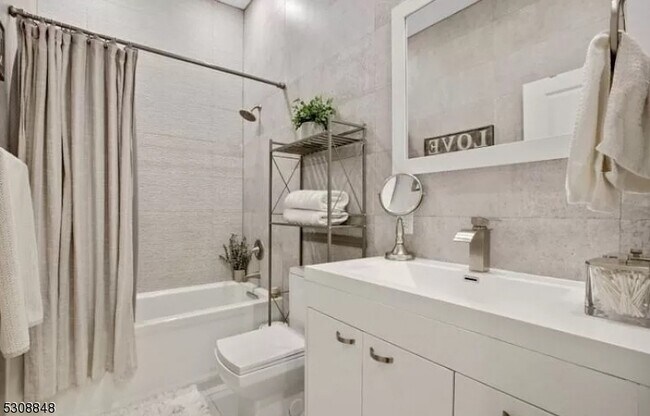 Building Photo - 5 W 19th St