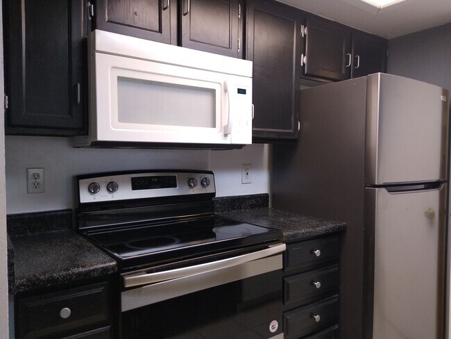 Building Photo - Awesome 2 Bedroom 2 Bath Condo w/ Garage P...