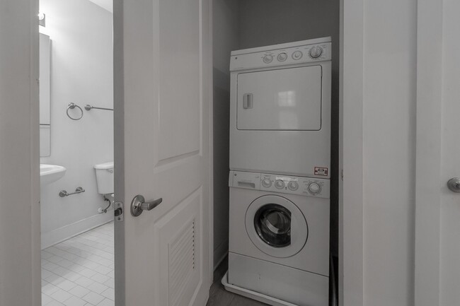 Building Photo - Wonderful 2bd/2bth uptown condo! lots of space in a beautiful building