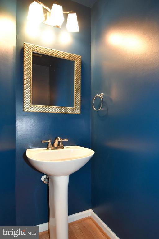 Building Photo - 5987 Edgehill Ct