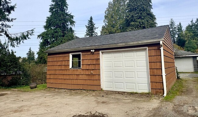 Building Photo - Spacious three bedroom rambler in Shoreline!