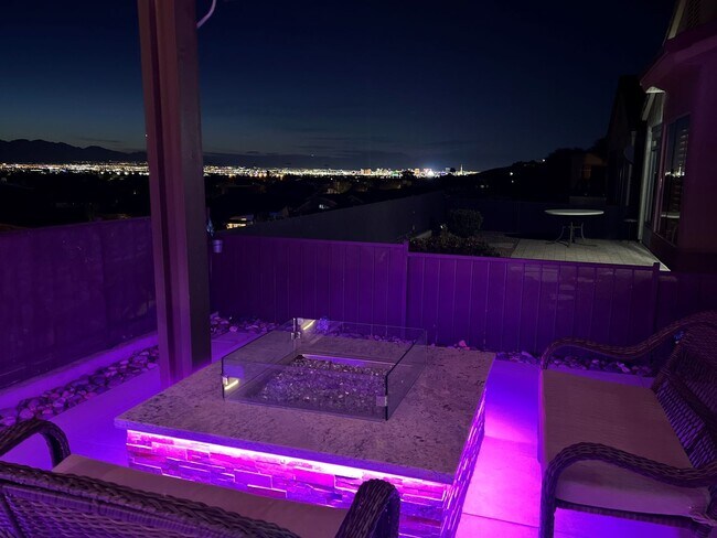 Building Photo - 180 Degree elevated views from a quiet str...