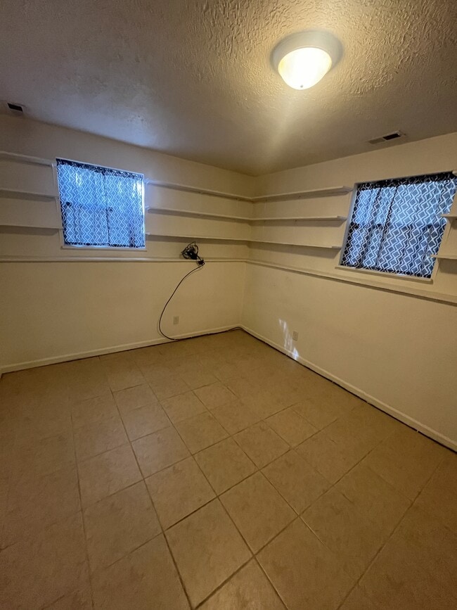 Building Photo - 409 N Main St